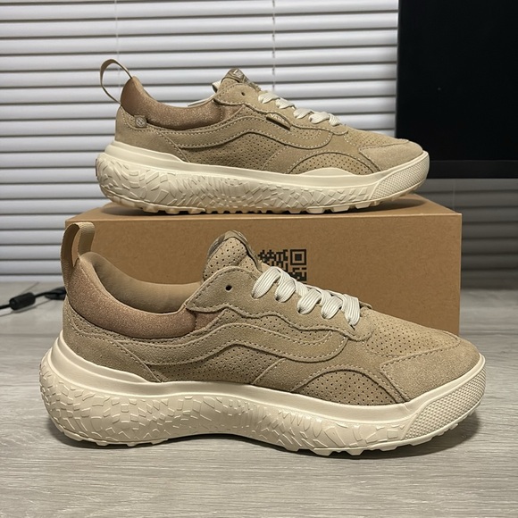 NWT Women's Vans UltraRange Neo VR3 Shoes - VN000CWESQ7 - Picture 6 of 11